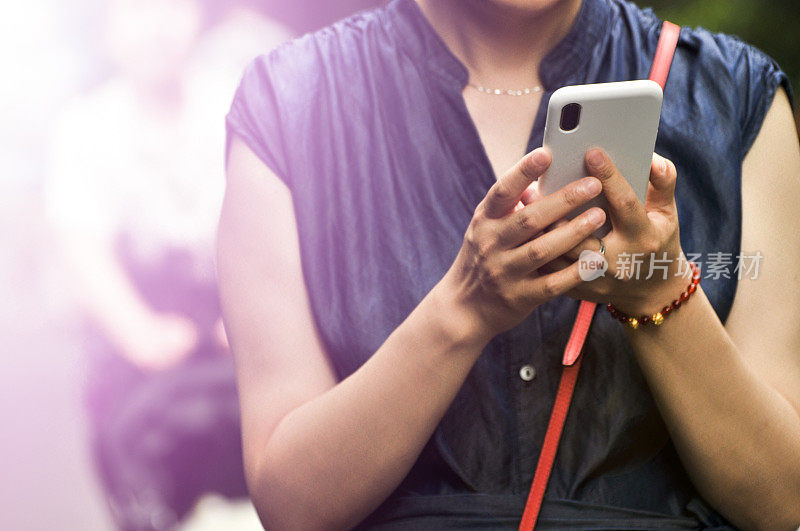 中国成都的亚洲女性在发短信