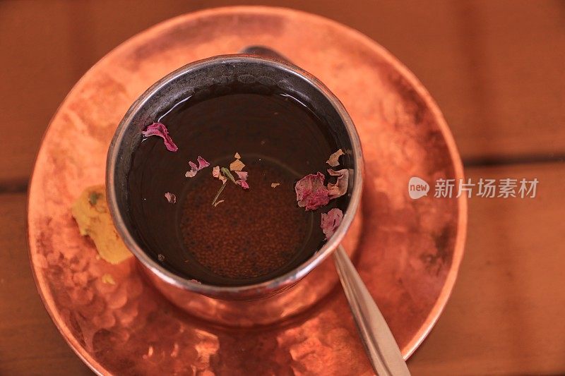传统伊朗饮料与奇亚种子和干花瓣的特写