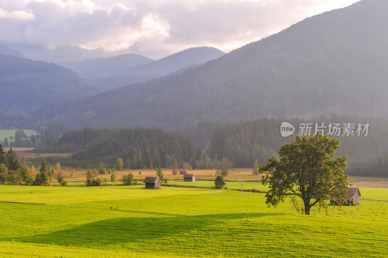 德国乌特拉默高黄昏的乡村景色