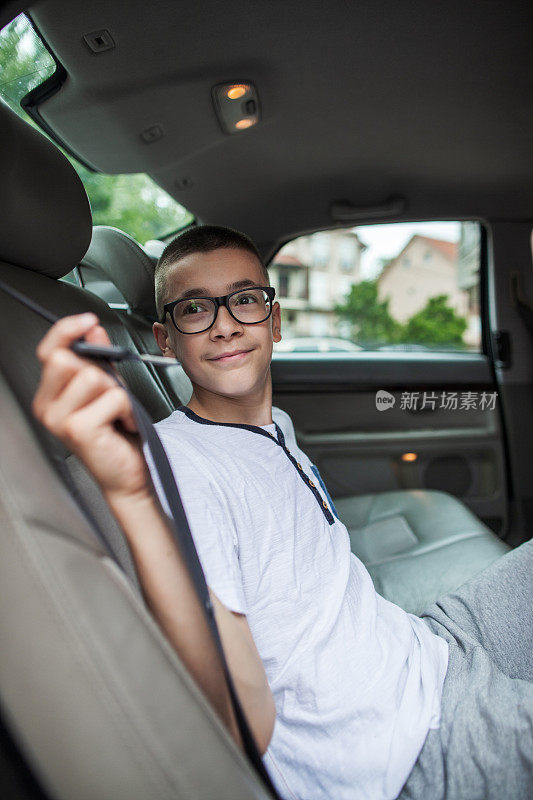 青少年在车上系安全带——安全第一