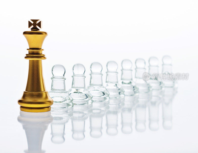 金色的国王和透明的棋子