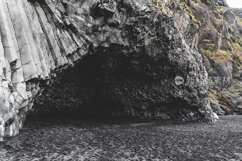 有玄武岩的小洞穴