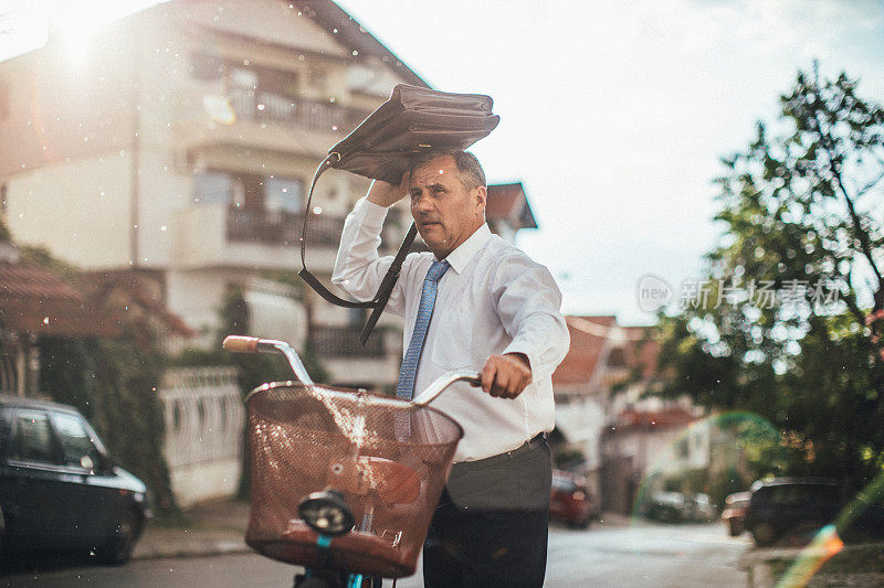 一个商人骑自行车去上班