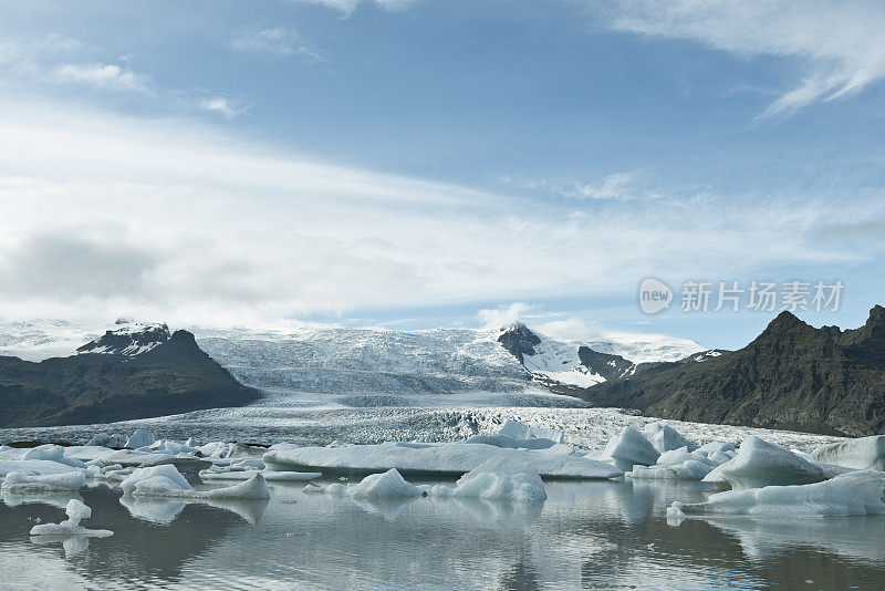 冰山在Fjallsárlón冰川泻湖中融化，后面是Vatnajökull冰川