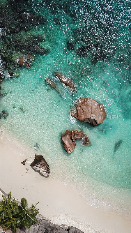 热带海滩，泻湖和岩石