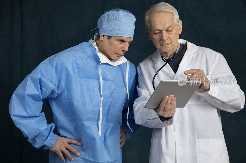 外科医生和医生的数字平板电脑。