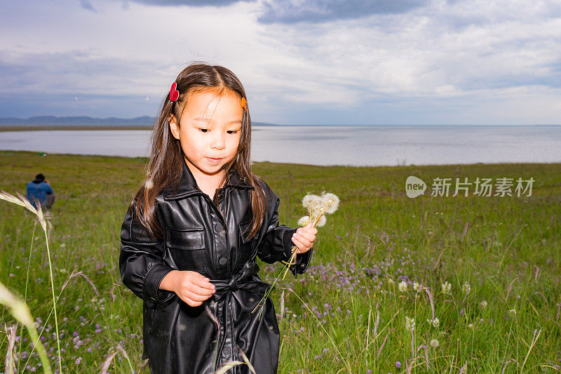 一个小女孩在草地上玩耍