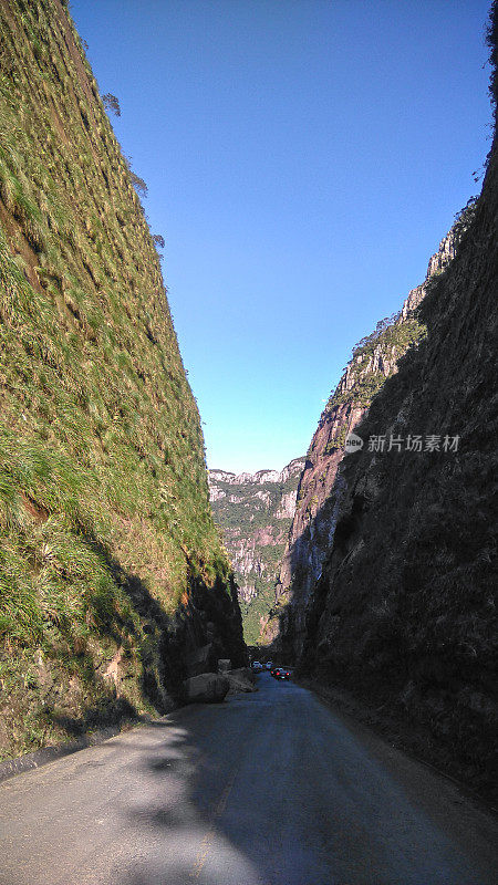 蓝天映衬下的风景