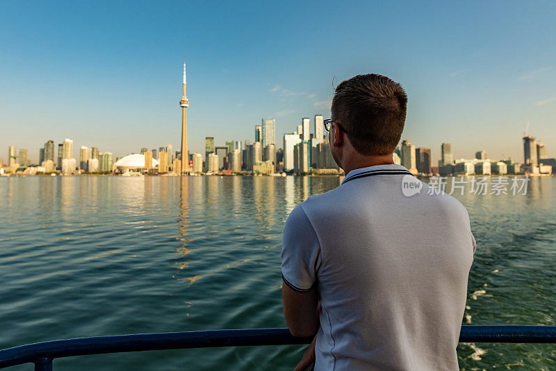 一个年轻人望着加拿大多伦多的地平线
