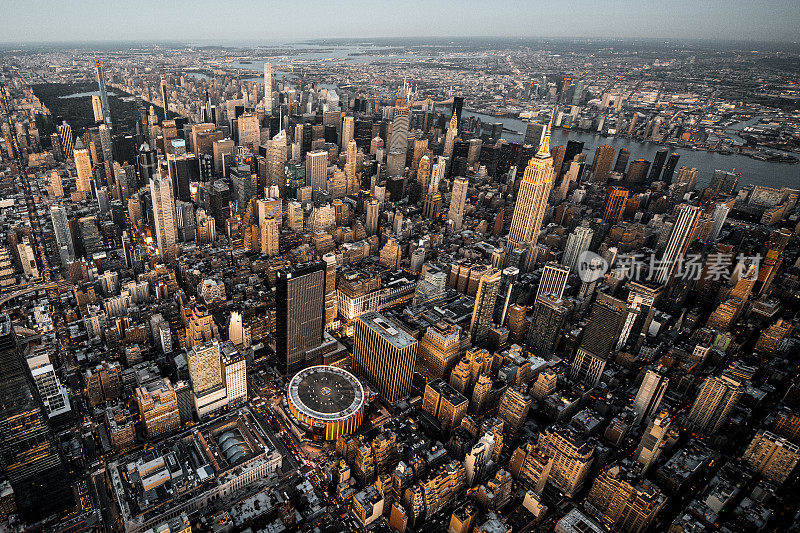 黄金时间拍摄的曼哈顿中城天际线的直升机视图
