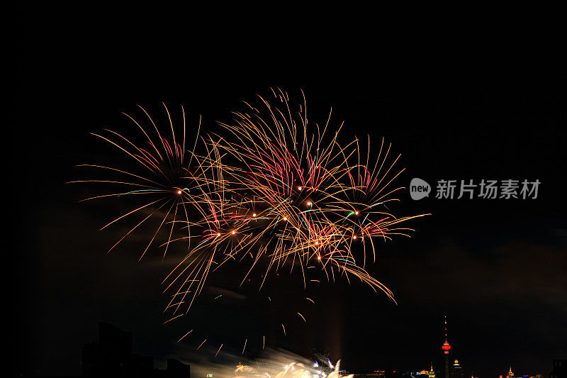 夜空焰火表演，庆祝新年的到来