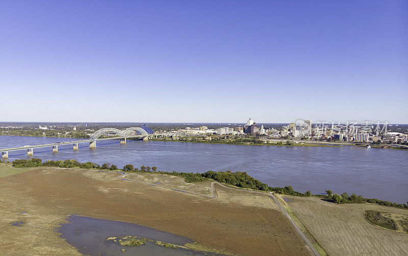 在田纳西州孟菲斯的密西西比河大桥无人机视图