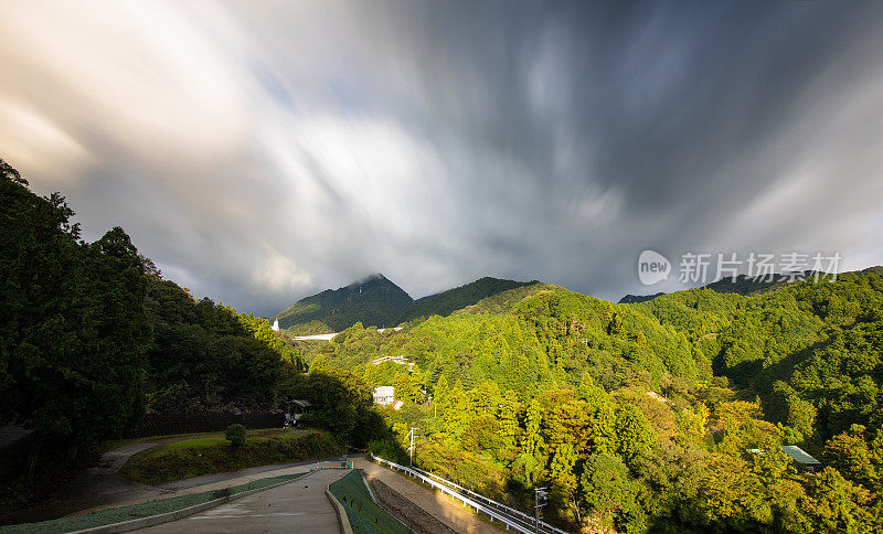 瀑布倾泻在云山温泉上