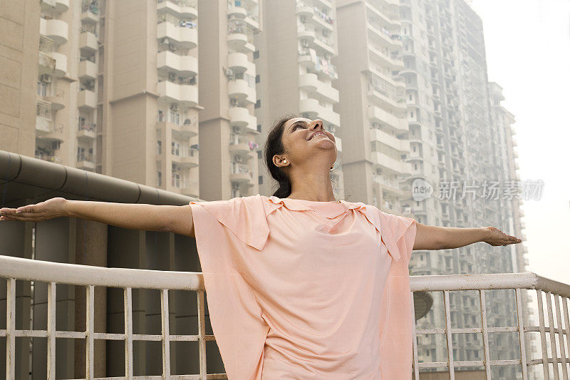 幸福的女人伸出双臂