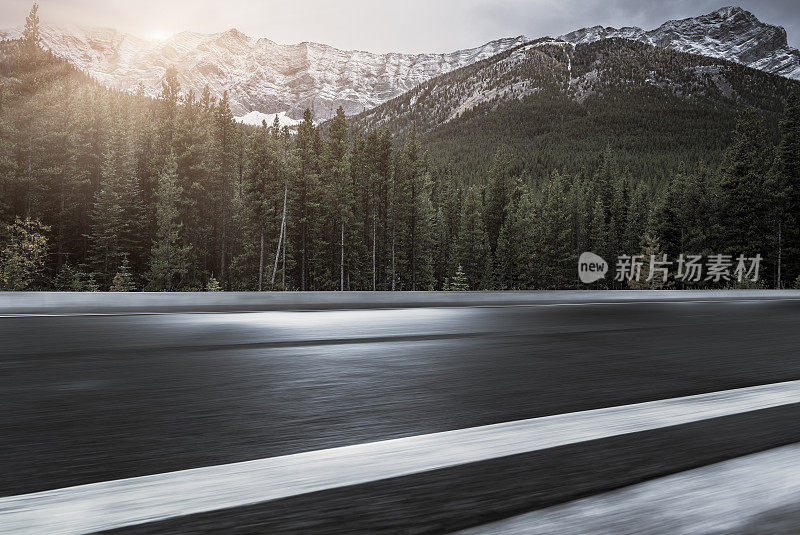 模糊的运动道路与山景