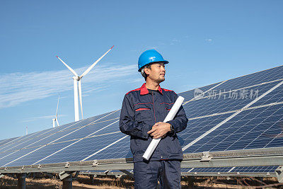 太阳能发电厂工程师正在检查