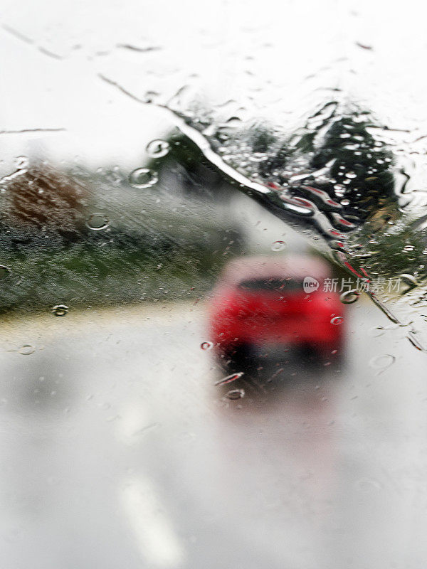 雨中在高速公路上开车，交通堵塞，在雨中在冬天开车