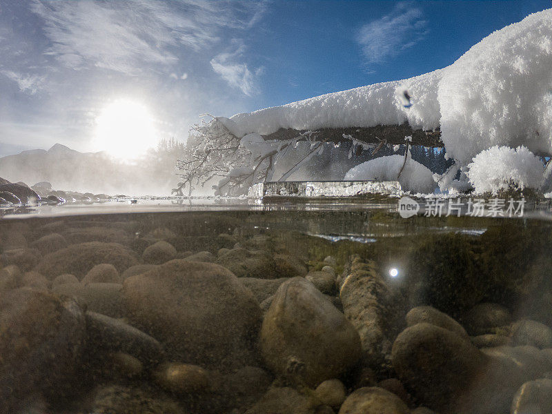 半水下拍摄-雾河和雪景在加拿大，冬天