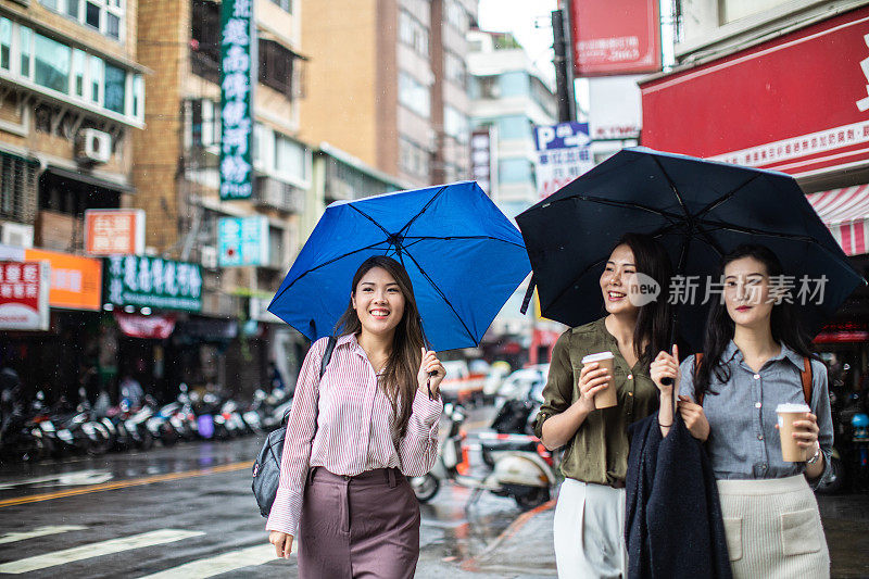 下雨天台北街头的时尚女性朋友