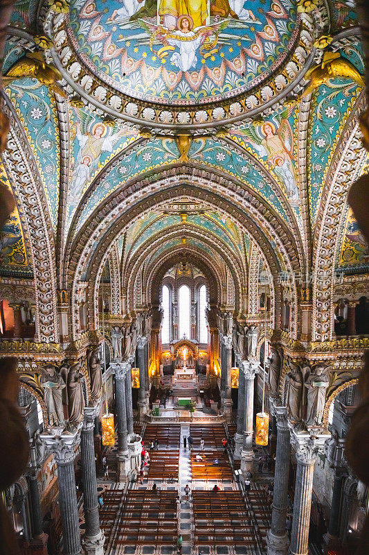 从法国里昂市福维耶圣母院华丽的金色中殿内鸟瞰图