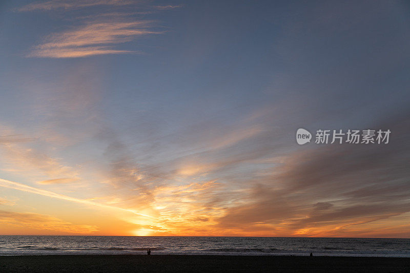 海上多彩的日落