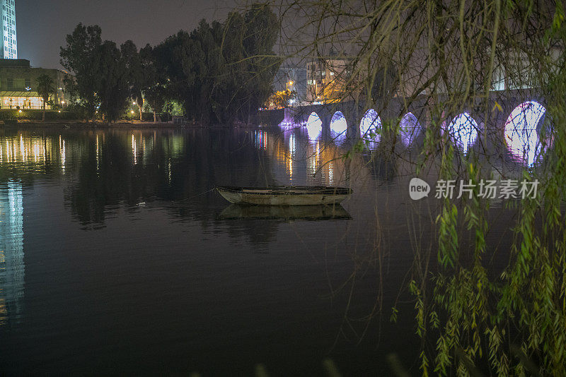 历史悠久的塔什桥位于土耳其阿达纳的赛汗河上