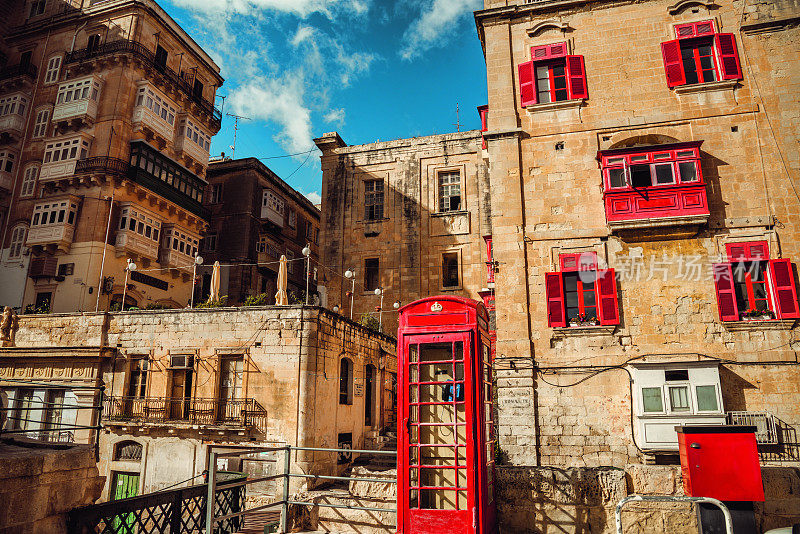马耳他瓦莱塔古城美丽的住宅区，红色电话亭