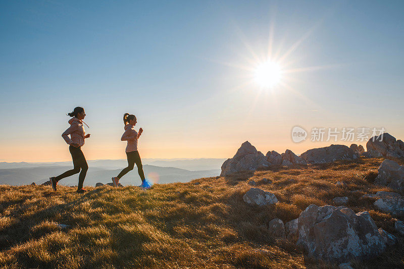 在山上跑步的女人