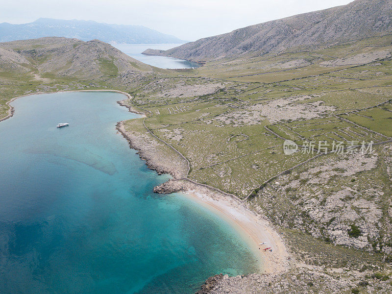 游艇停在克罗地亚的一个空海湾里