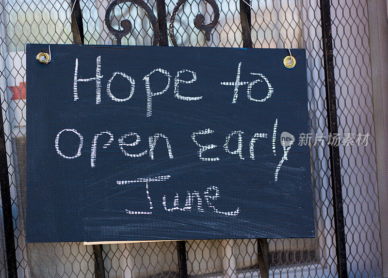 黑板上的重新开放标志:希望6月初开放