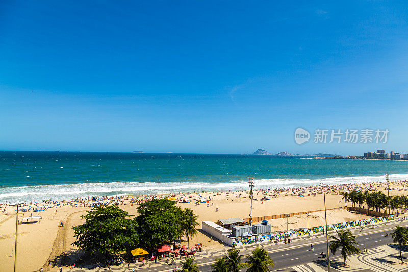 夏日，巴西里约热内卢的科帕卡巴纳海滩