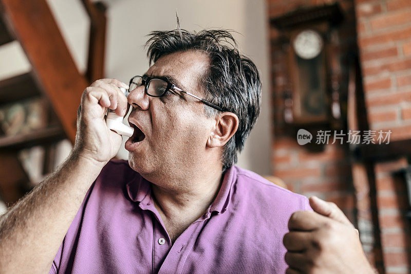 成熟的男人使用哮喘泵