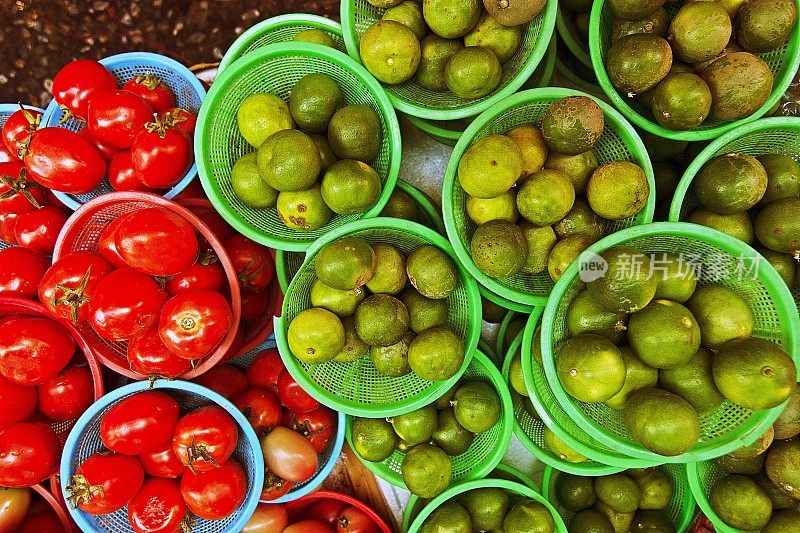 西红柿和柠檬篮子-曼谷新鲜市场。