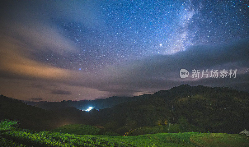 银河系与星星和空间美丽的景观绿色稻田准备在越南西北部的梯田日落山在木仓寨，颜白，越南