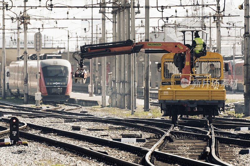 工人们在卢布尔雅那火车站用起重机进行铁路维修