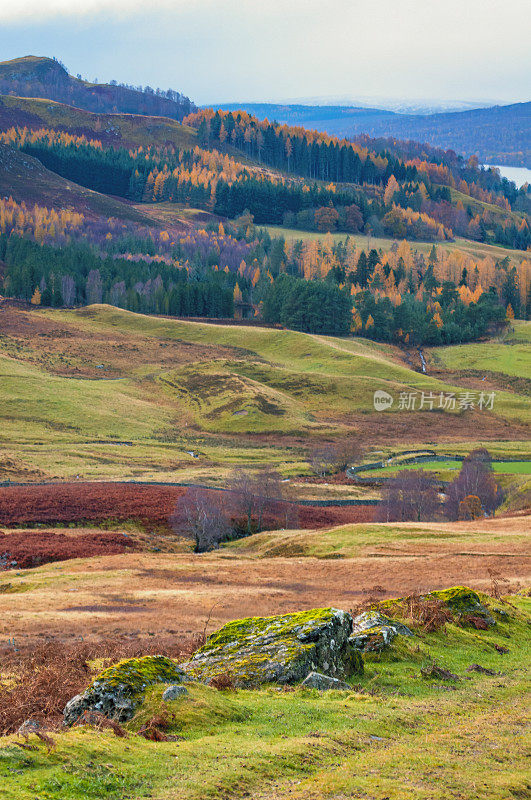 在一个多云的冬天，徒步攀登苏格兰高地兰诺奇湖附近的山