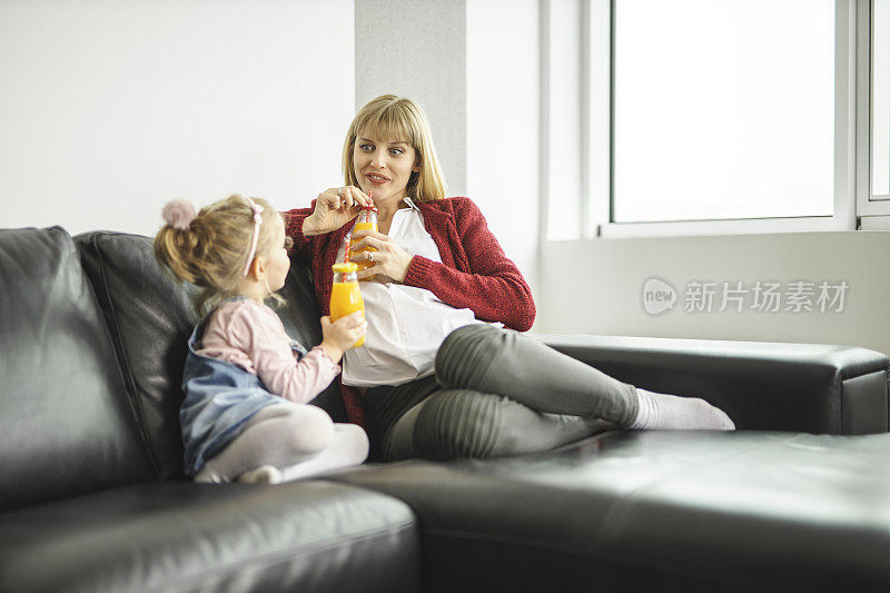 母女喝橙汁