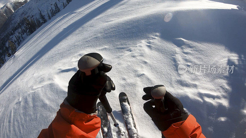 山地滑雪运动员攀登高山的第一人称视角