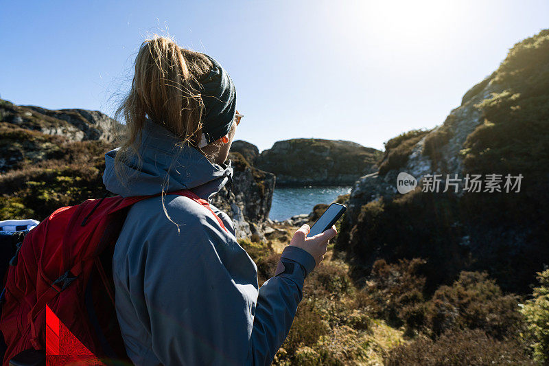 女性户外探险:在挪威的峡湾沿岸徒步旅行