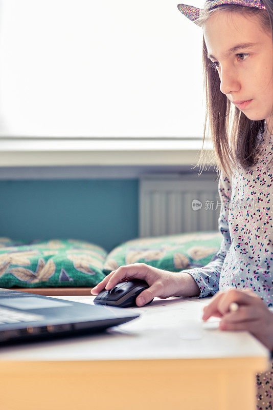 新冠病毒隔离期间女学生在家用电脑学习
