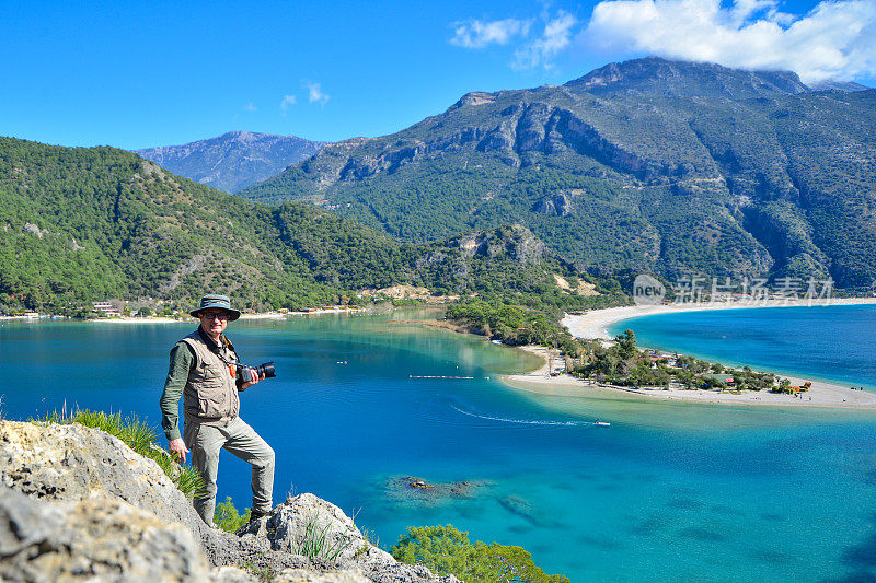 欣赏风景的摄影师。Ölüdeniz来自土耳其Fethiye。