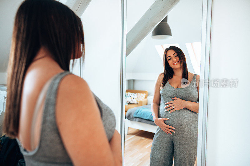 孕妇看着镜子里的自己