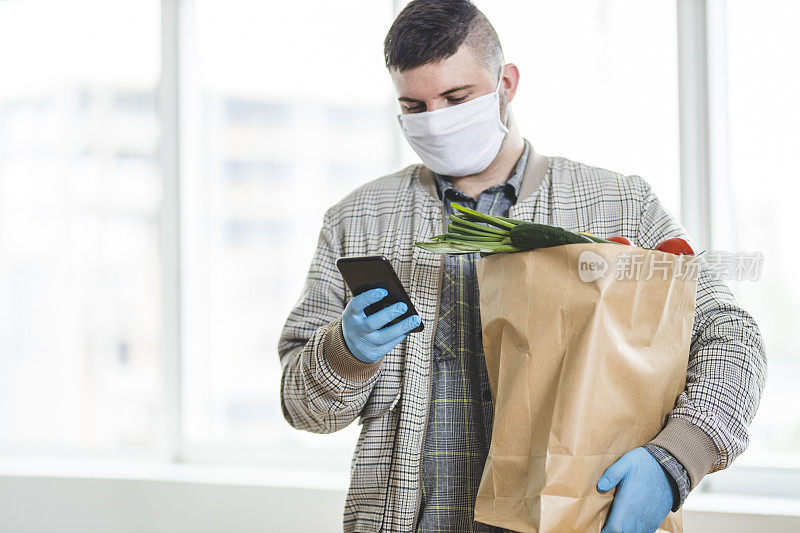 在流感大流行期间，志愿者携带食品杂货