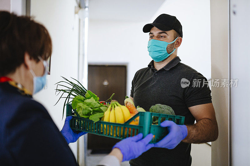 送货上门的食品杂货-冠状病毒疫情