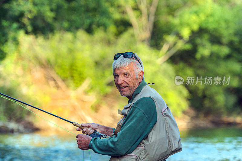 高级飞渔民肖像Vipava河在Primorska，斯洛文尼亚，欧洲