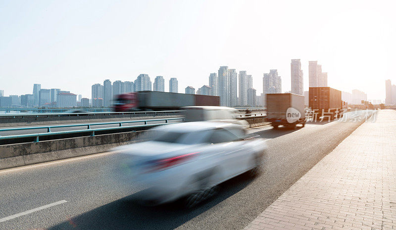 卡车和汽车在城市高架桥上超速行驶