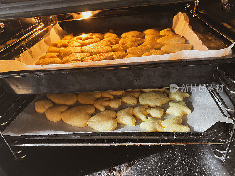 烤箱里的托盘上烤饼干