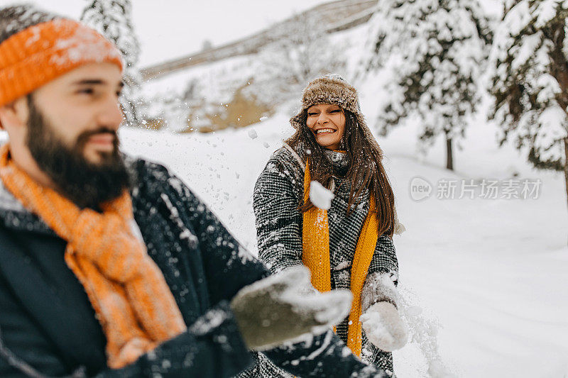 夫妇俩在雪中玩耍