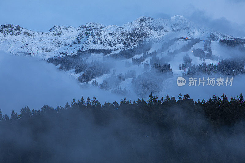 黑梳山在云中