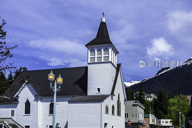 这座美丽的白色教堂欢迎你来到阿拉斯加凯奇坎市中心的主要街道